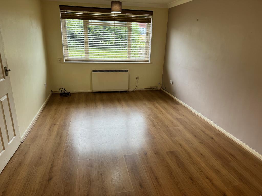 Lot: 32 - TWO-BEDROOM GROUND FLOOR FLAT WITH GARAGE - Living room